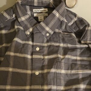 Amazon Essentials Men's Shirt in Gray and White Plaid